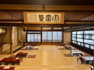 ビルの谷間の屋根工事 アイチャッチ
