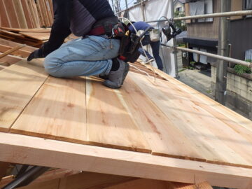 屋根の下に、杉の野地板を張っています アイチャッチ